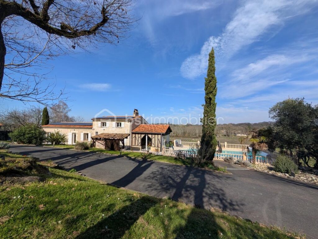 Propriété en pierre 7 pièces de 215m2 avec vue sur les vignes à VILLEGOUGE – 7 pièces – 4 chambres – 215 m²