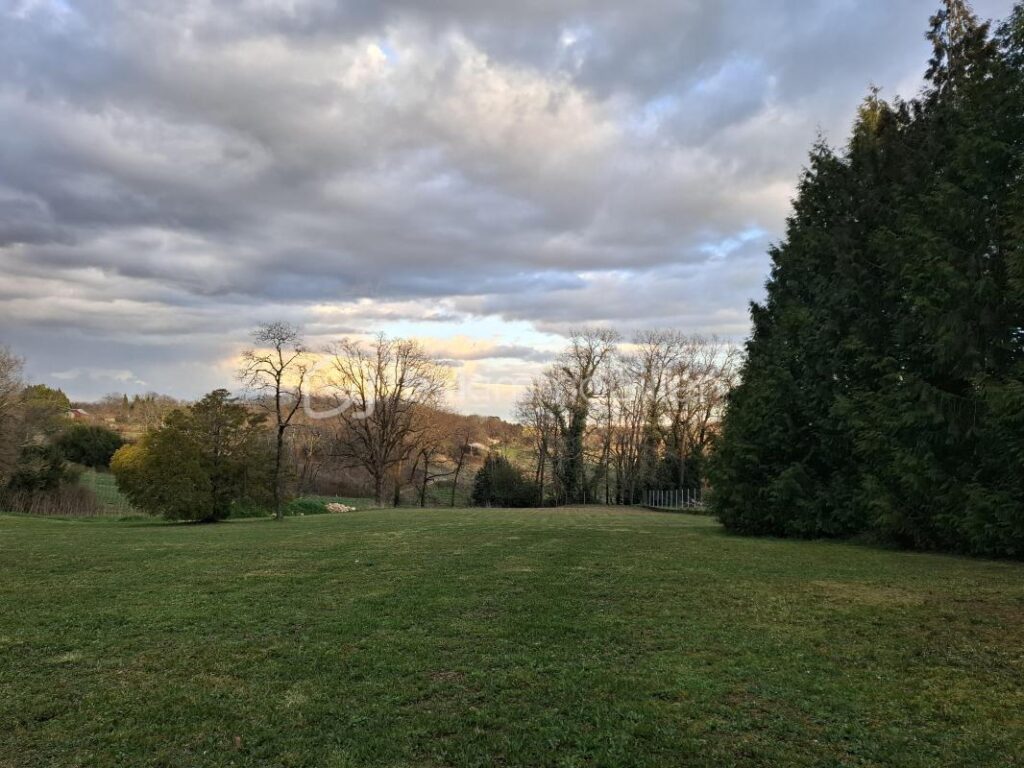 Terrain constructible 1165 m² – Viabilisé – Vue sur coteaux – Sainte-Colombe – NR pièces – NR chambres – 1165 m²