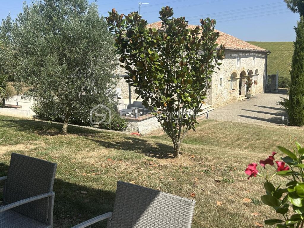 MAGNIFIQUE PROPRIÉTÉ EN PIERRES – DEPENDANCE- PISCINE – GARAGE – 8 pièces – 6 chambres – 297 m²