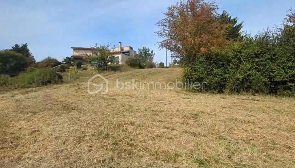 Terrain avec vue dominante sur Auch – 3 920 m² dont 609 m² constructibles – NR pièces – NR chambres – 3920 m²