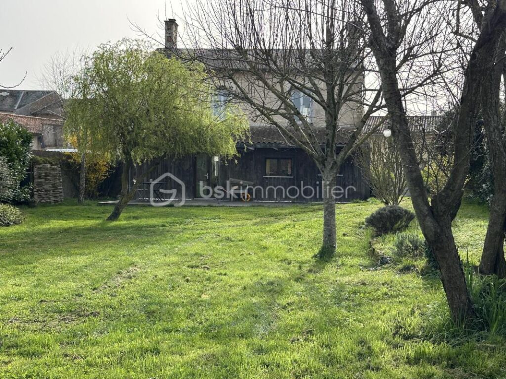 Maison en pierre avec dépendances et grand jardin – 5 pièces – 4 chambres – 132 m²