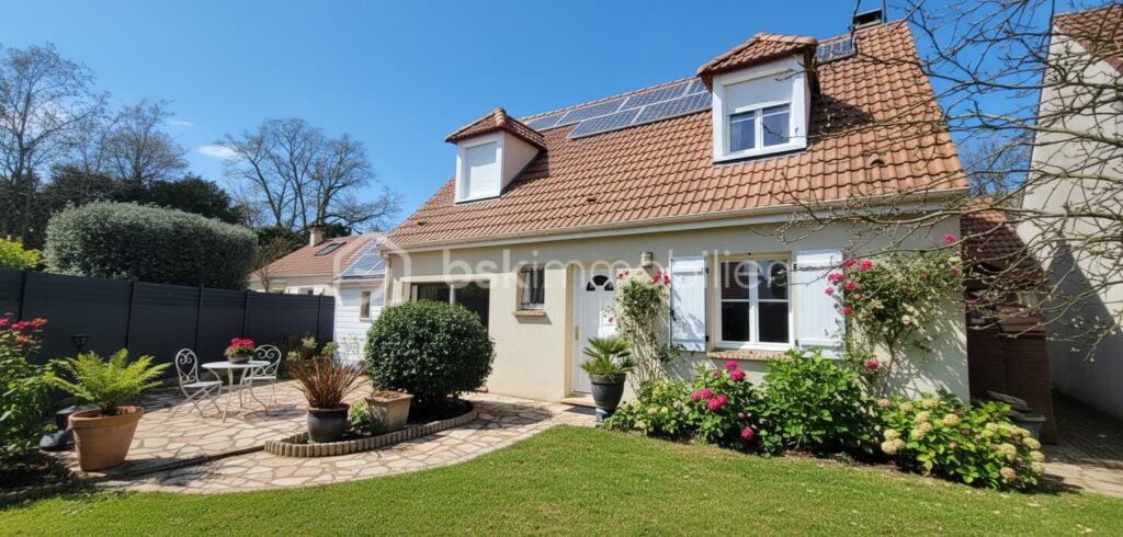 SPACIEUSE MAISON INDEPENDANTE! – 8 pièces – 5 chambres – 150 m²