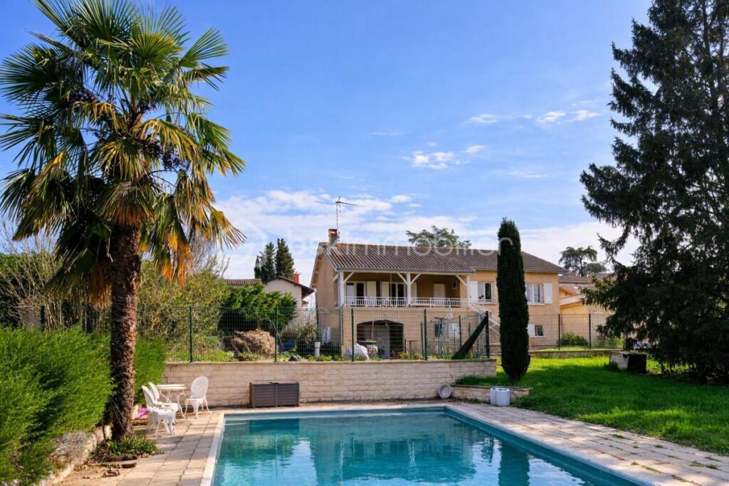 Maison avec piscine sur 2000 m² de terrain – Quincieux – 8 pièces – 7 chambres – 193 m²