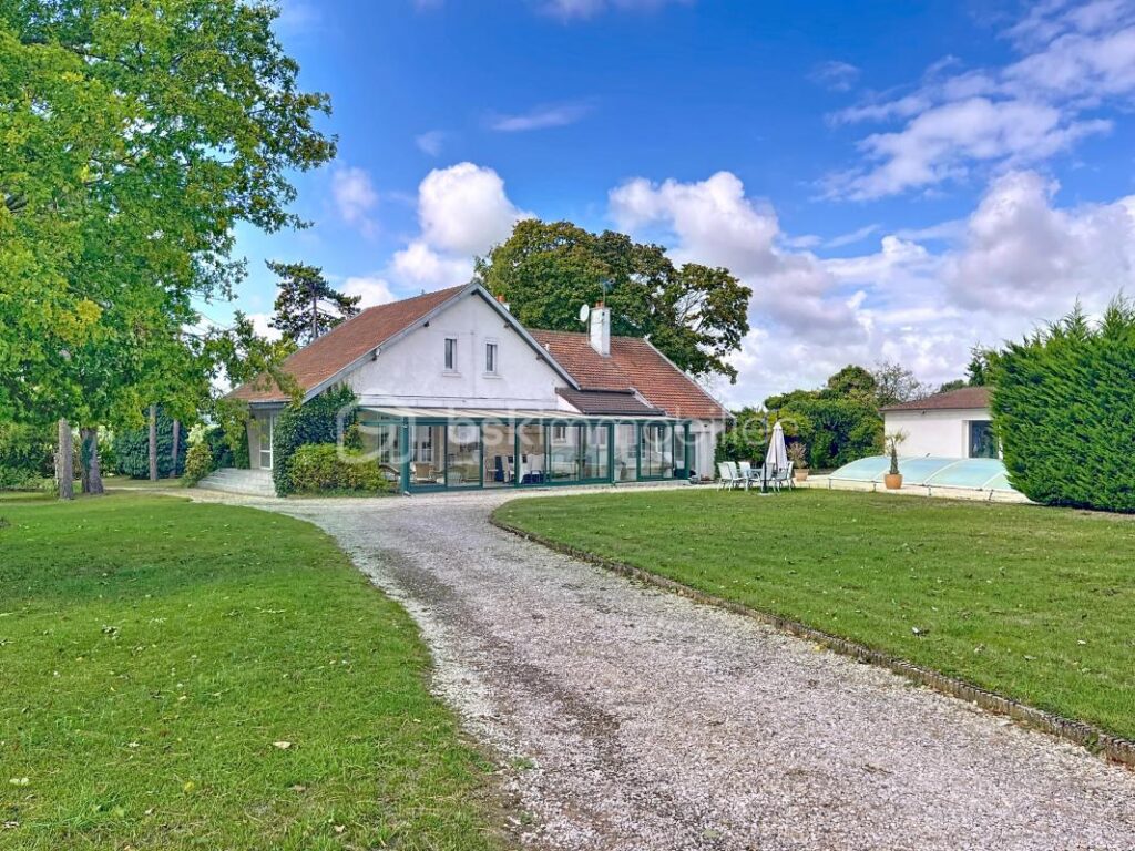 PROPRIETE DE CARACTERE – 7 pièces – 4 chambres – 210 m²