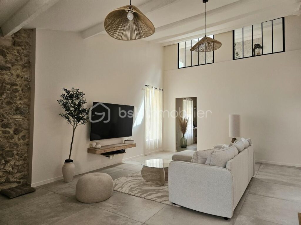 A vendre RARE ! Magnifique maison de caractère rénovée avec dépendance, patio, terrasses, grand garage et cave – 208 m2 habitables – Pinet (Hérault) – 6 pièces – 4 chambres – 186 m²