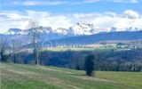 Terrain constructible plein sud – Vue plongeante sur le château de Lovagny – À 15 minutes d’Annecy- Divisible en 2 parcelles – NR pièces – NR chambres – 2258 m²