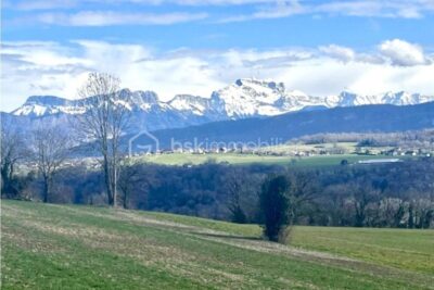 Terrain constructible plein sud – Vue plongeante sur le château de Lovagny – À 15 minutes d’Annecy- Divisible en 2 parcelles – NR pièces – NR chambres – 2258 m²