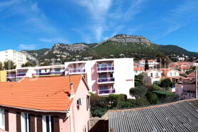 Vente T2 lumineux dernier étage – Vue Faron – Parking – Cave – Loggia – Toulon La Loubière – 165 900 € – 2 pièces – 1 chambre – 37 m²