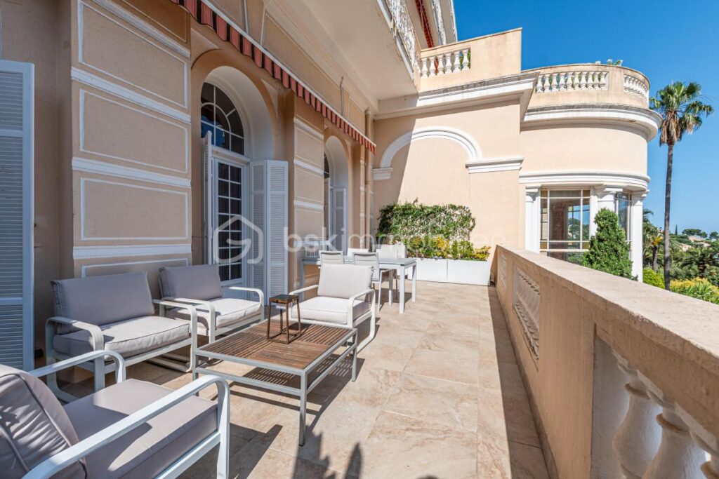 Appartement coup de cœur en duplex face à la mer à Hyères – 5 pièces – 4 chambres – 165 m²