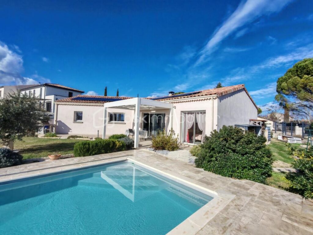 Villa récente de plain-pied avec piscine et vue dégagée – Bourg-Saint-Andéol – 5 pièces – 4 chambres – 126 m²