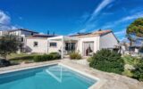 Villa récente de plain-pied avec piscine et vue dégagée – Bourg-Saint-Andéol – 5 pièces – 4 chambres – 126 m²