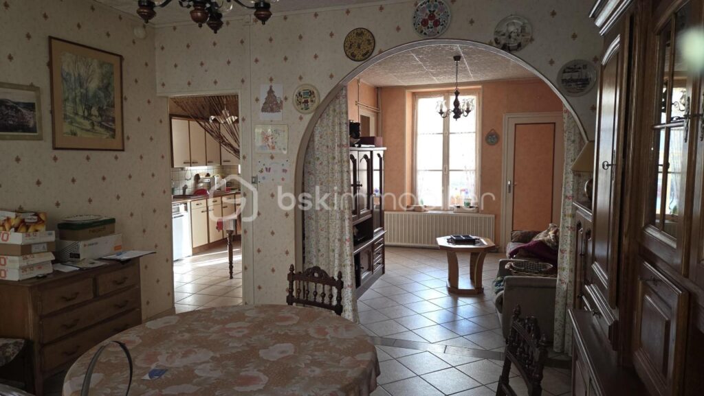 Maison en pierre 6 pièces – 89 m² – Vue Meuse – 3 chambres + grenier aménageable – 6 pièces – 3 chambres – 90 m²