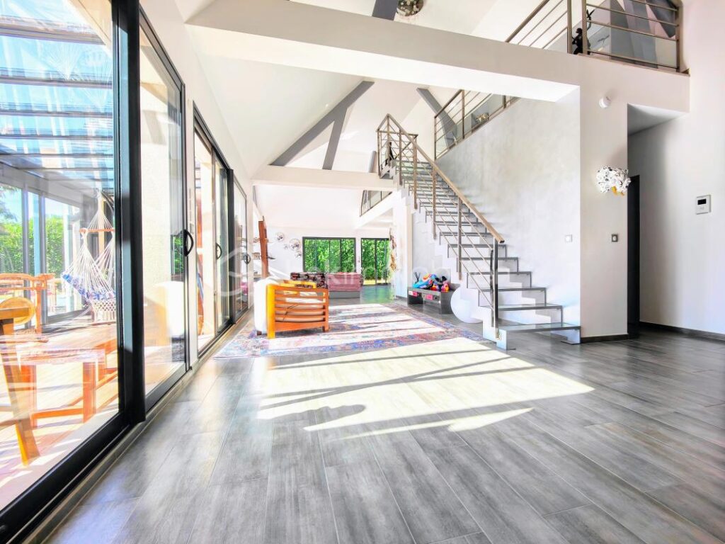 Maison av jardin arboré vue dégagée et sous-sol total ! – 10 pièces – 4 chambres – 239 m²