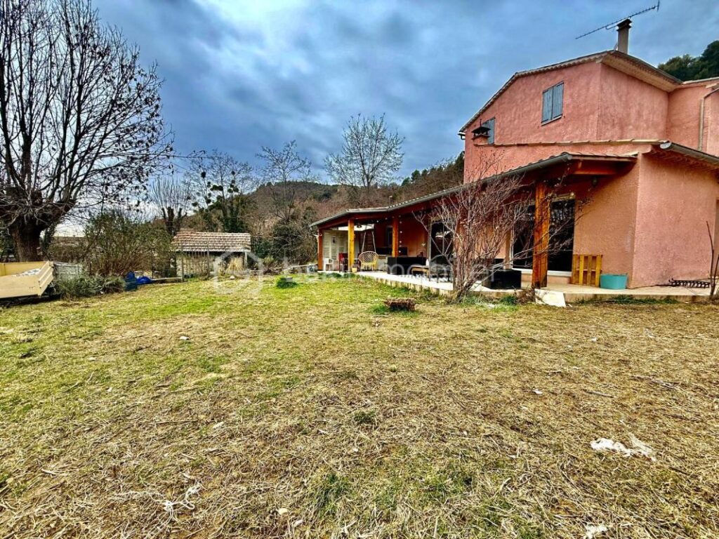 À VENDRE – VILLA 106 M² AVEC GARAGE + 2 APPARTEMENTS – À MEZEL – PRIX 338 000 € – 3 pièces – 2 chambres – 106 m²