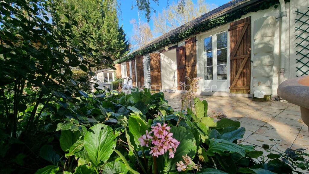 Maison de 164 m² avec piscine – CHEILLE – 7 pièces – 5 chambres – 164 m²