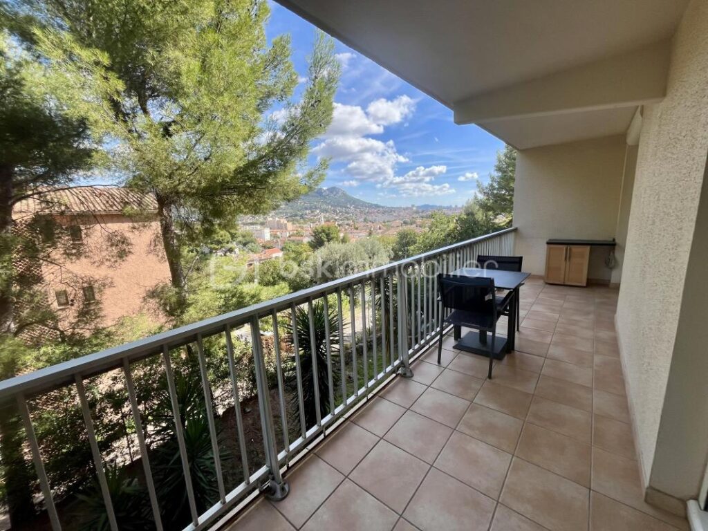 T2 lumineux avec grand balcon, cave et parking – Résidence sécurisée à Toulon – 2 pièces – 1 chambre – 44 m²