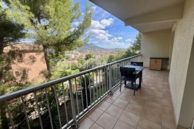 T2 lumineux avec grand balcon, cave et parking – Résidence sécurisée à Toulon – 2 pièces – 1 chambre – 44 m²