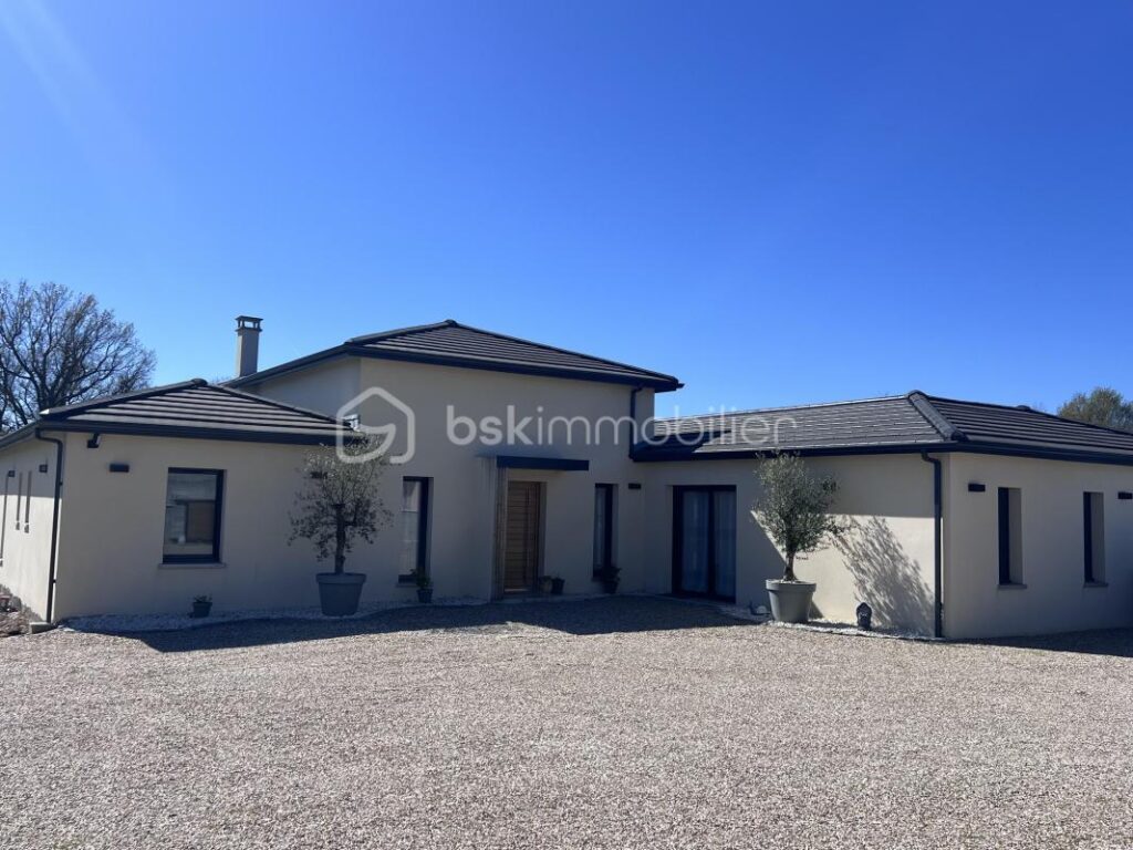 Contemporaine de 190m2 4 Chs Habitation et espace libéral attenant 470000€ St Seurin sur L’ Isle – 8 pièces – 4 chambres – 190 m²