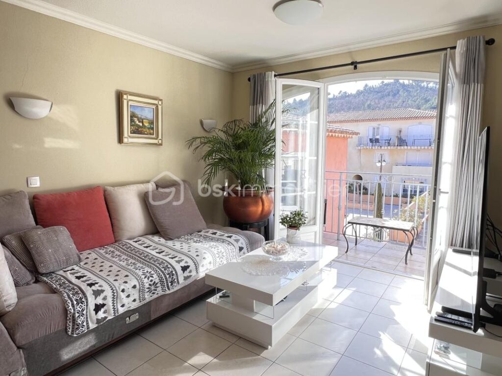 Appartement T3 de 52 m² au dernier étage dans un beau domaine de l’arrière pays varois – 3 pièces – 2 chambres – 52 m²