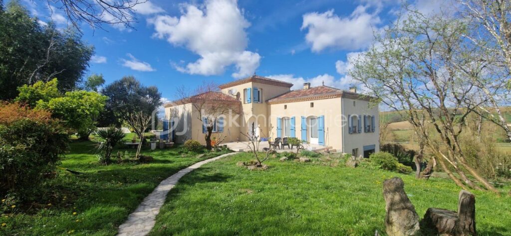 MAISON MONCAUT- 4 CHAMBRES-PISCINE- GARAGE – TERRAIN 3 HECTARES – 5 pièces – 4 chambres – 164 m²