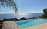 CARQUEIRANNE: VILLA D’ARCHITECTE DE 190 M2 AVEC VUE MER IMPRENABLE ET PISCINE A DEBORDEMENT – 8 pièces – 5 chambres – 189 m²