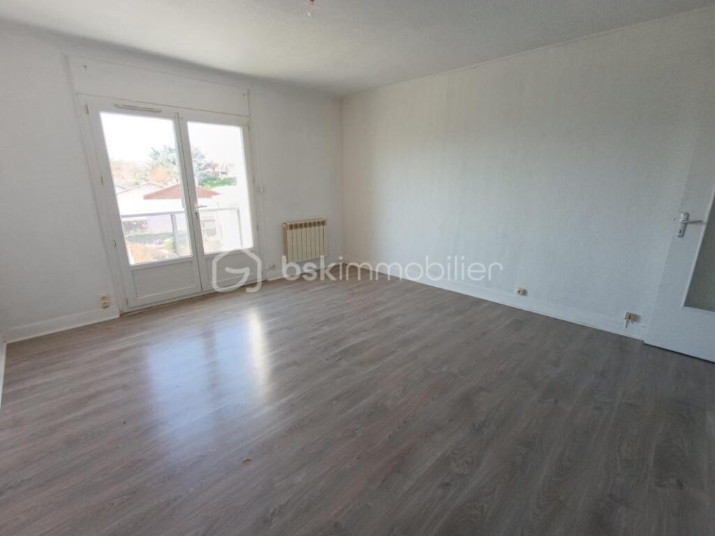 Appartement T4 rénové de 77 m² avec vue montagne – Rives (38140) – 4 pièces – 3 chambres – 77 m²