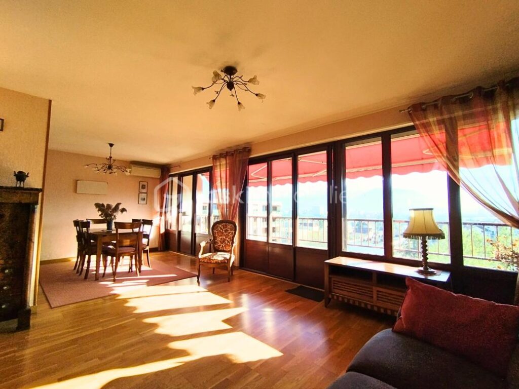 DERNIER ETAGE ASCENSEUR – ECHIROLLES DOMAINE JEAN JAURES APPARTEMENT, STATIONNEMENT ET CAVE POSSIBILITE DE GARAGE – 5 pièces – 3 chambres – 103 m²