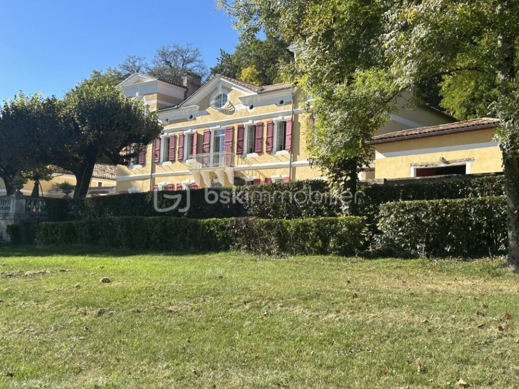CHÂTEAU et SA MAISON de Gardien – VUE -TERRAIN – PISCINE – DÉPENDANCES – NR pièces – 12 chambres – 722 m²