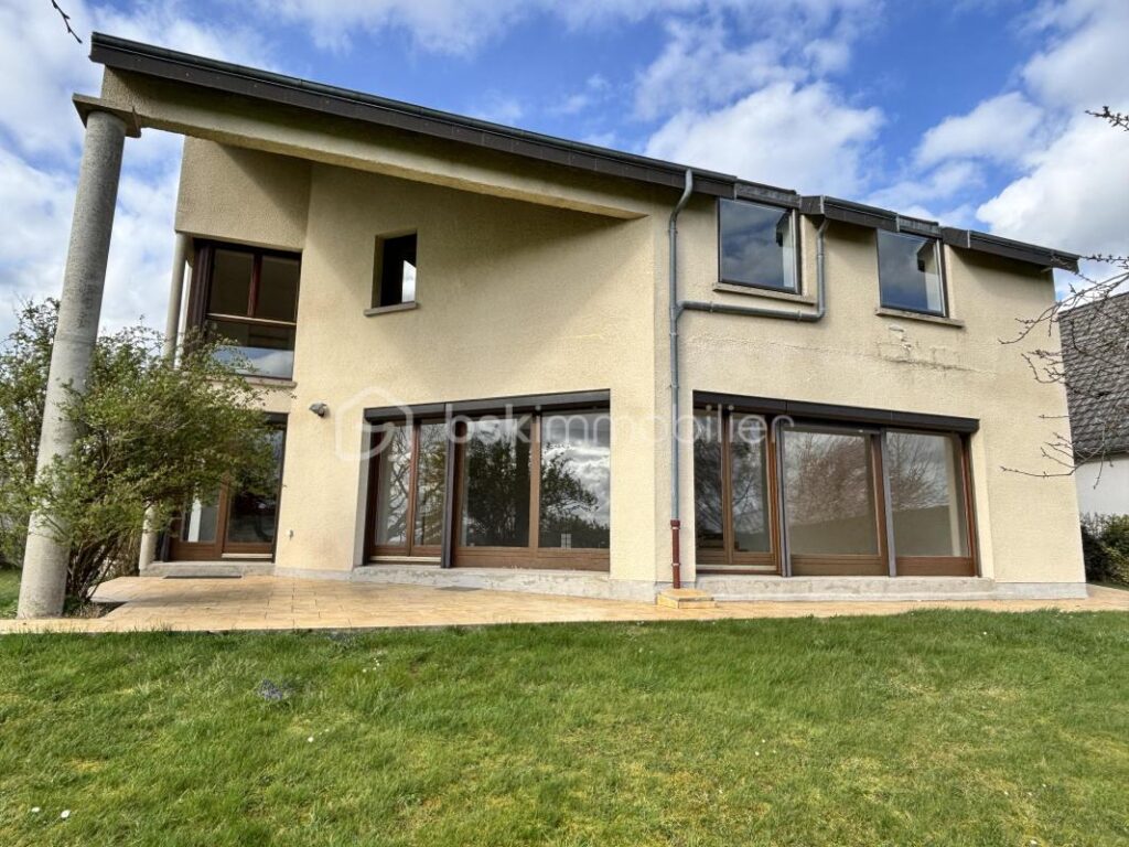 Belle maison T7 d’architecte à rafraîchir avec garage et jardin à Saint-Marceau – 7 pièces – 5 chambres – 165 m²