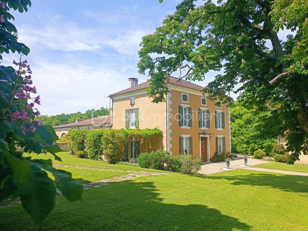 Maison gasconne pleine de charme, volumes généreux et esprit familial – 10 pièces – 6 chambres – 316 m²