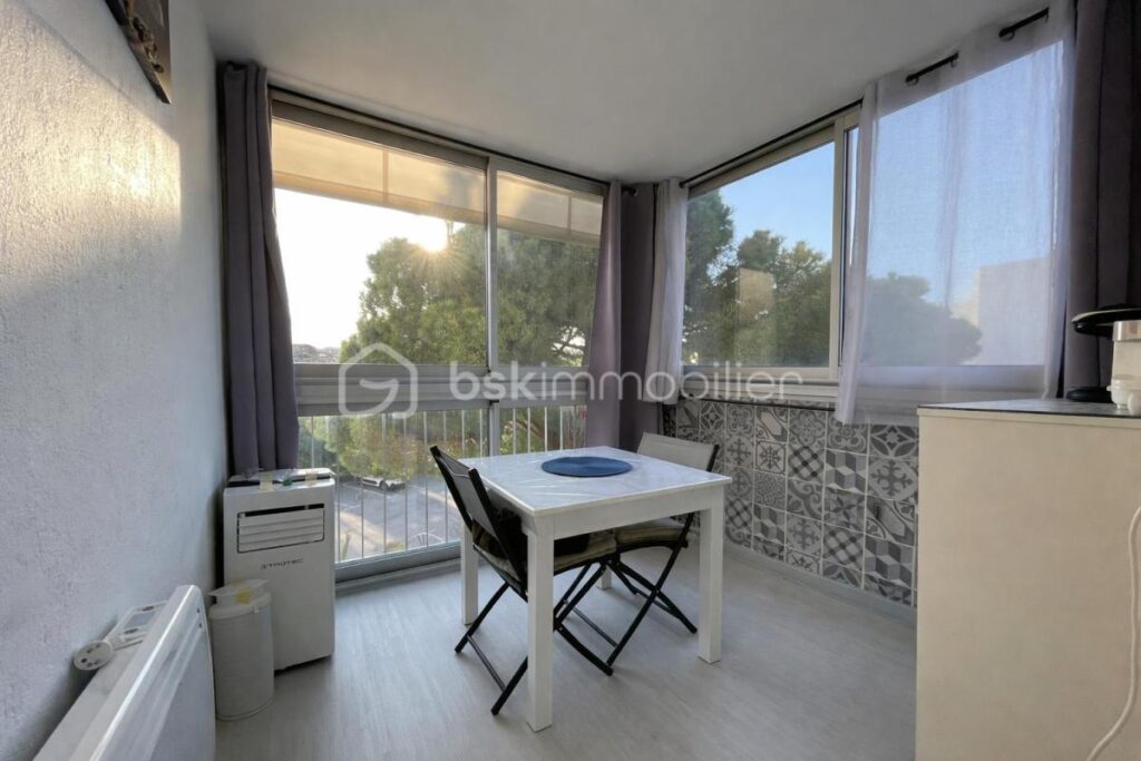 Studio meublé avec loggia fermée et parking – Rive Gauche – À 250 m de la plage – 1 pièce – NR chambres – 21 m²