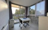 Studio meublé avec loggia fermée et parking – Rive Gauche – À 250 m de la plage – 1 pièce – NR chambres – 21 m²
