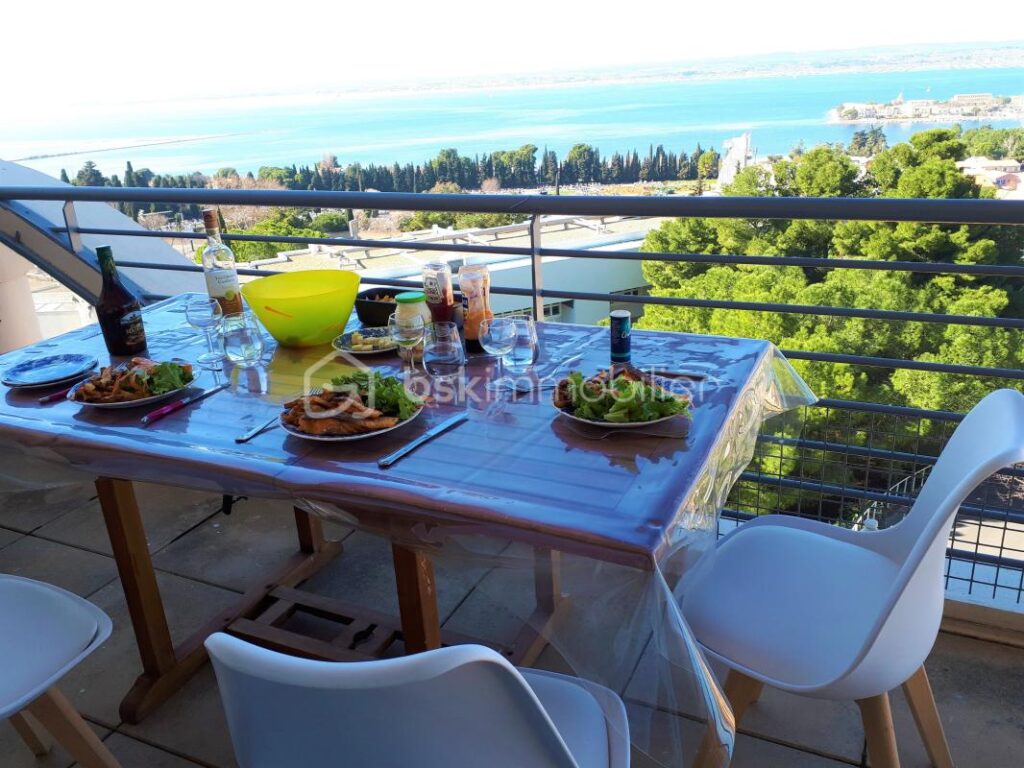 Situation imprenable pour cet appartement F2 avec grande terrasse, parking et piscine – 2 pièces – 1 chambre – 24 m²