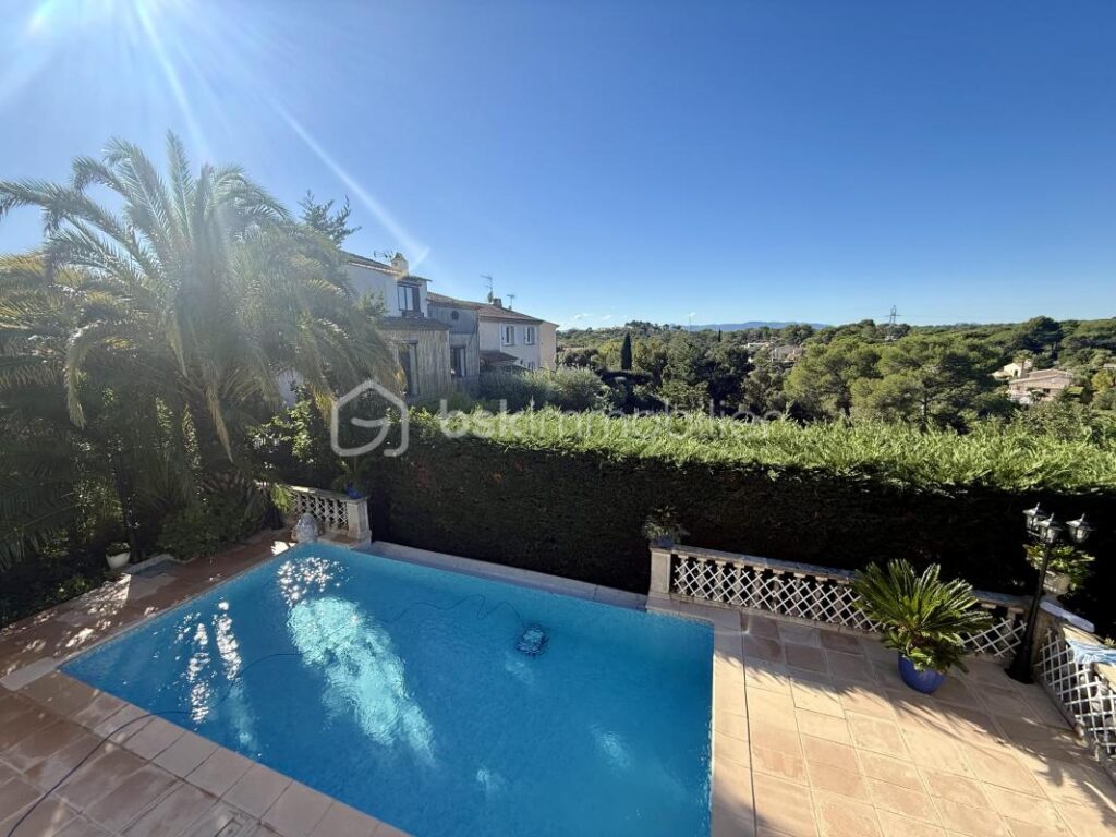 Maison avec vue sur le rocher de Roquebrune, quartier Valescure – 5 pièces – 3 chambres – 136 m²