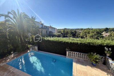 Maison avec vue sur le rocher de Roquebrune, quartier Valescure – 5 pièces – 3 chambres – 136 m²