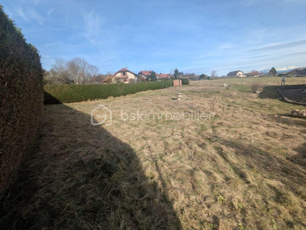 Terrain constructible – Cadre champêtre & vue dégagée – Clermont (74270) – NR pièces – NR chambres – 930 m²
