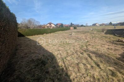Terrain constructible – Cadre champêtre & vue dégagée – Clermont (74270) – NR pièces – NR chambres – 930 m²