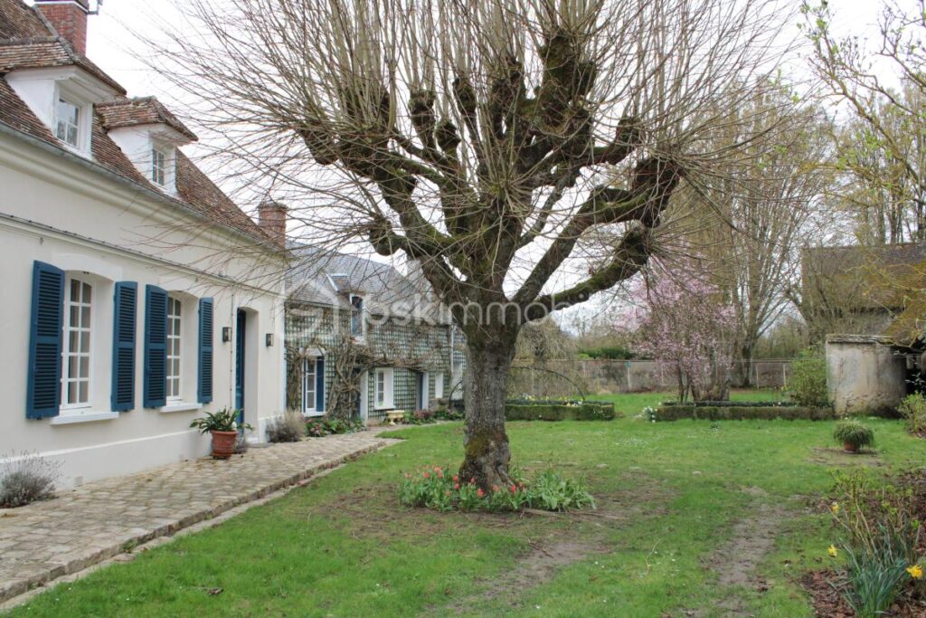 PROPRIETE DE CHARME – CHARGEE D’HISTOIRE – 6 pièces – 2 chambres – 180 m²