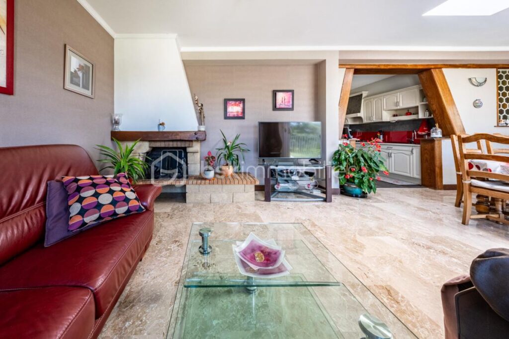 Charmante maison avec piscine à vendre – Idéalement située ! – 5 pièces – 4 chambres – 120 m²