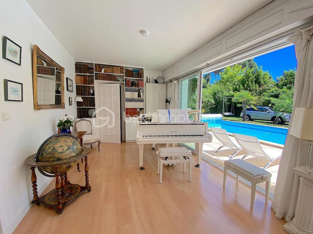 Maison avec 4/5 chambres + un studio indépendant + une piscine !!! De l’espace, du calme et du charme !!! – 8 pièces – 5 chambres – 215 m²