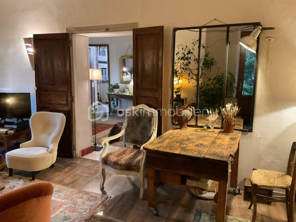 Magnifique demeure et ses dépendances située sur un terrain entretenu et joliment arboré – 6 pièces – 4 chambres – 154 m²