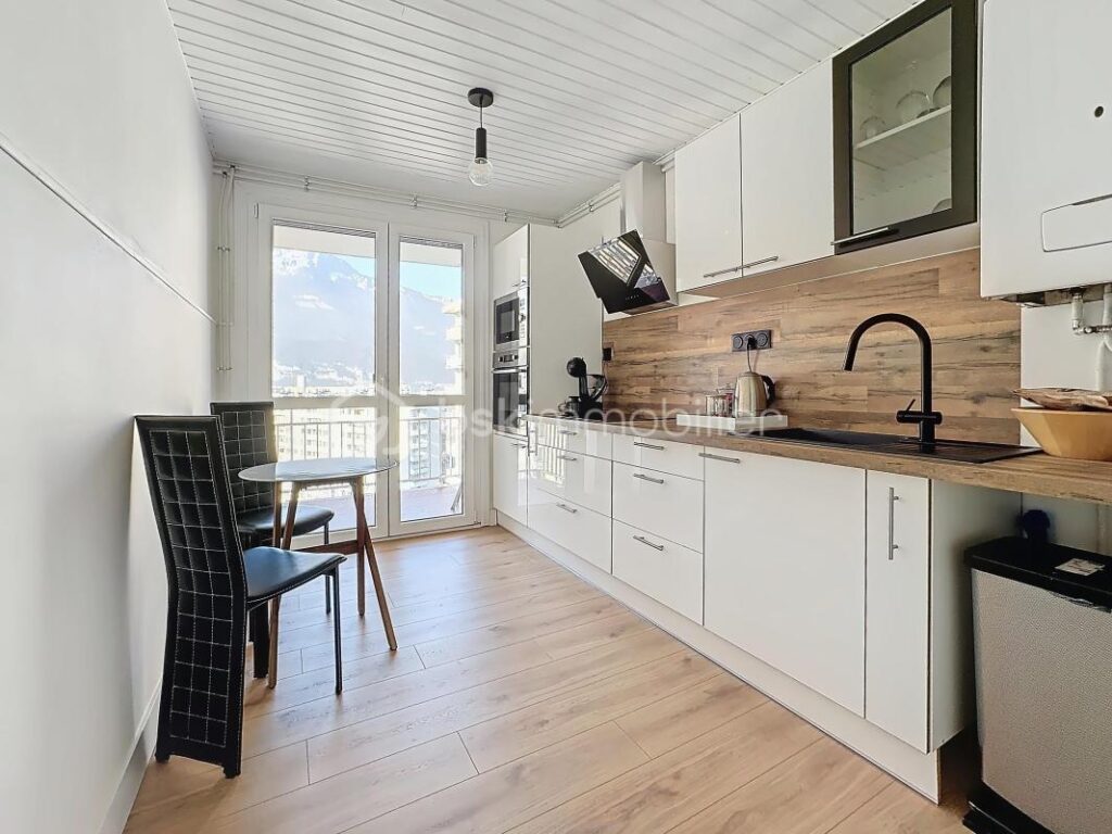 T4 de 83 m² avec balcon –12ème étage sur 14 étages – vue dégagée sans vis-à-vis – 4 pièces – 3 chambres – 83 m²