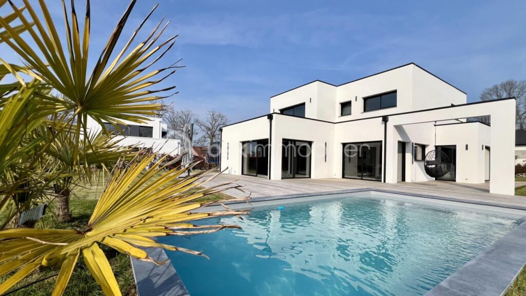 Maison cubique individuelle avec piscine – 7 pièces – 4 chambres – 245 m²