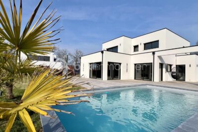 Maison cubique individuelle avec piscine – 7 pièces – 4 chambres – 245 m²