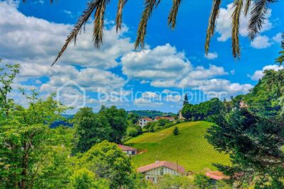 Maison sur 3 niveaux en position dominante – Vue sur les montagnes – 10 pièces – 7 chambres – 240 m²