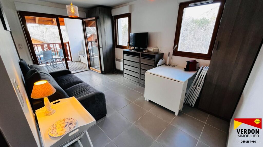 Beau studio cabine avec vaste terrasse, garage fermé et parking extérieur – 2 pièces – 1 chambre – 25 m²