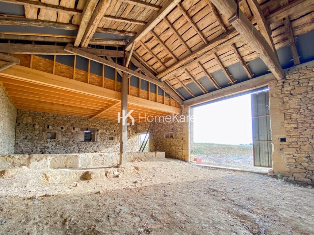 UNE BELLE BATISSE EN PIERRE DANS UN ECRIN DE VERDURE – 5 pièces – 4 chambres – 180 m²