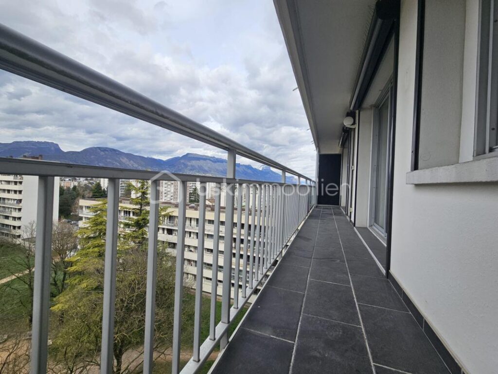 T3 lumineux en étage élevé avec balcon, vue dégagée et place de parking privative – 4 pièces – 3 chambres – 72 m²