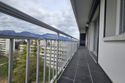 T3 lumineux en étage élevé avec balcon, vue dégagée et place de parking privative – 4 pièces – 3 chambres – 72 m²