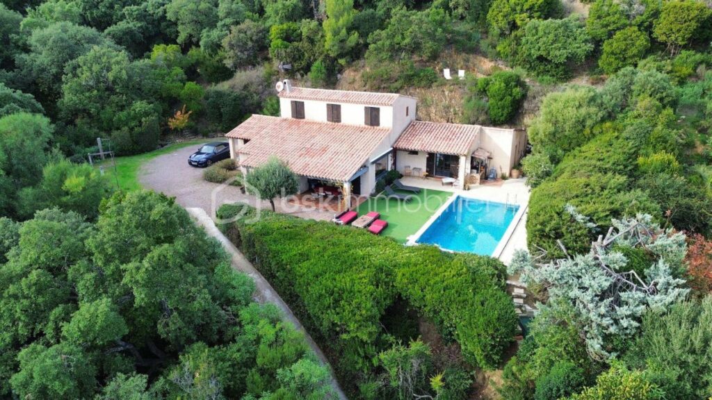 Villa vue, mer, spacieuse à Saint Aygulf 163 m² – 6 pièces – 5 chambres – 163 m²